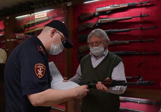 Проверка Росгвардией оружейного магазина в Санкт-Петербурге