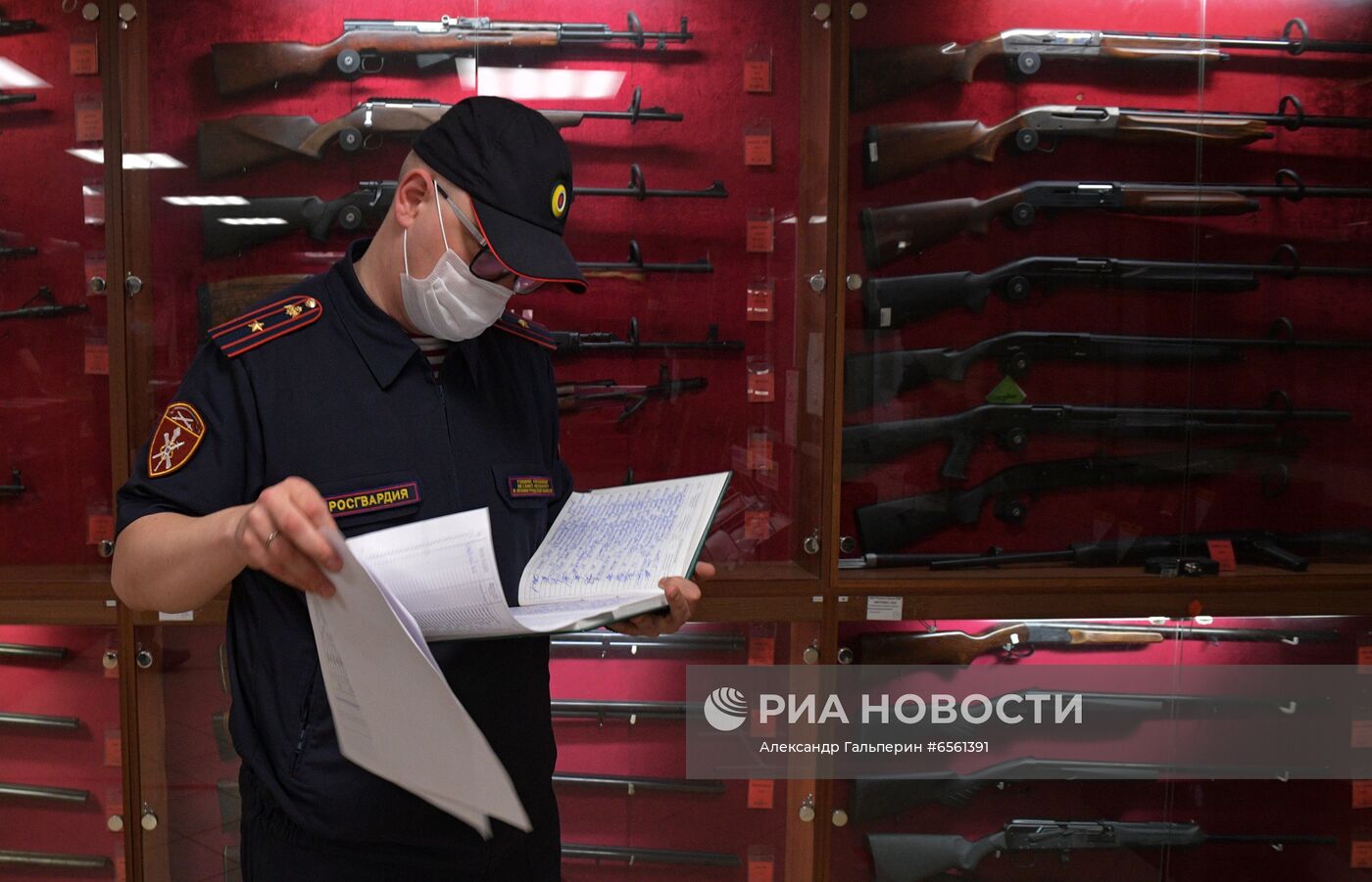 Проверка Росгвардией оружейного магазина в Санкт-Петербурге