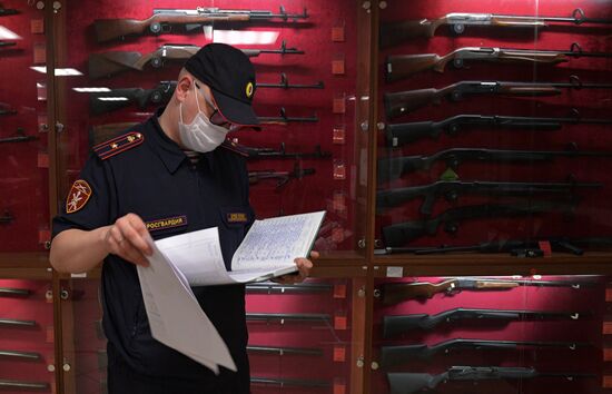 Проверка Росгвардией оружейного магазина в Санкт-Петербурге