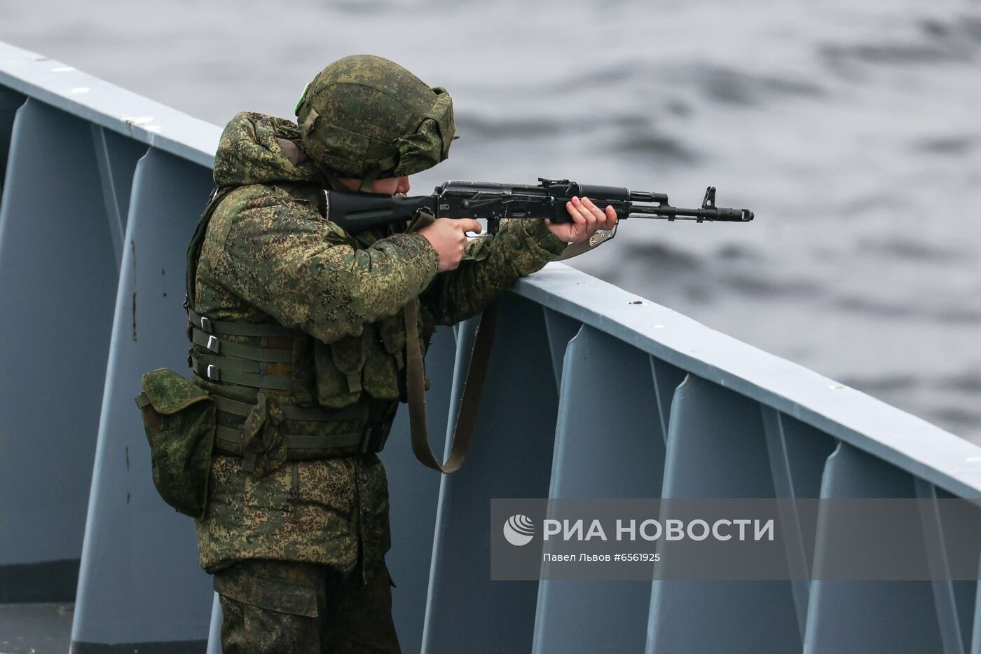 Подготовка фрегата "Адмирал Касатонов" к выходу в море