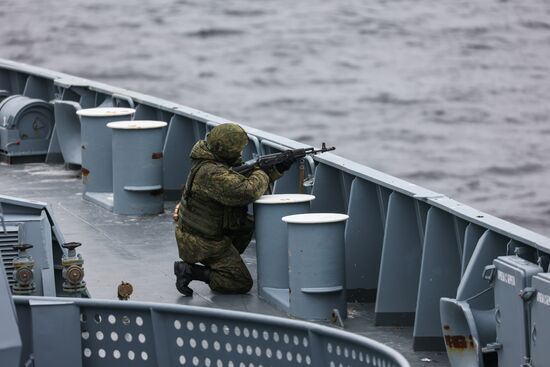 Подготовка фрегата "Адмирал Касатонов" к выходу в море