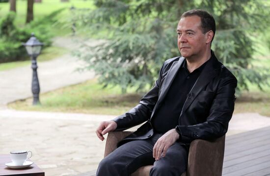 Зампред Совбеза РФ, председатель "Единой России" Д. Медведев дал интервью газете "Коммерсант"