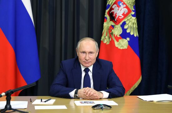 Президент РФ В. Путин провел встречу с семьями, награждёнными орденом "Родительская слава"