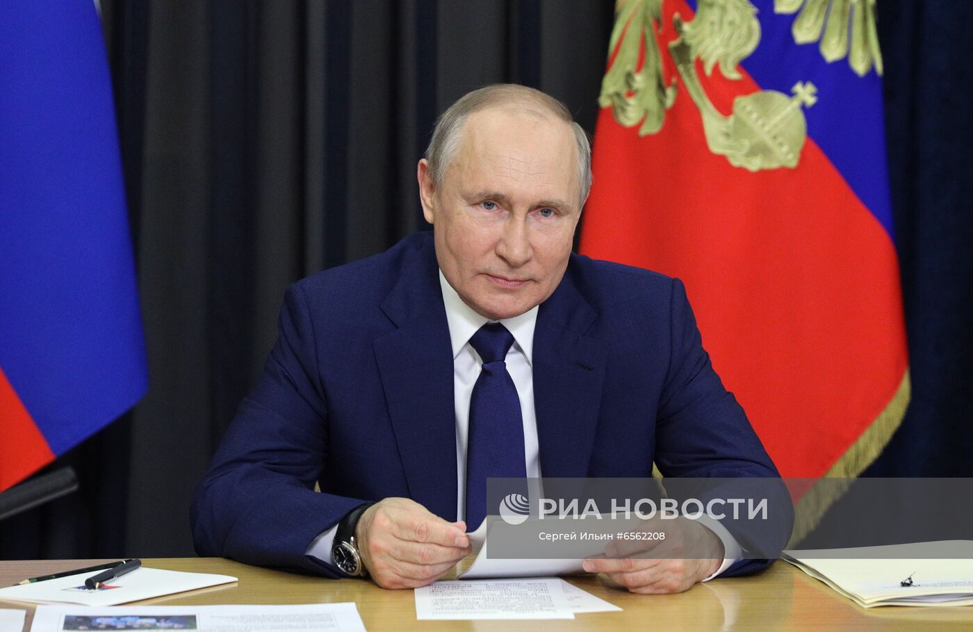 Президент РФ В. Путин провел встречу с семьями, награждёнными орденом "Родительская слава"