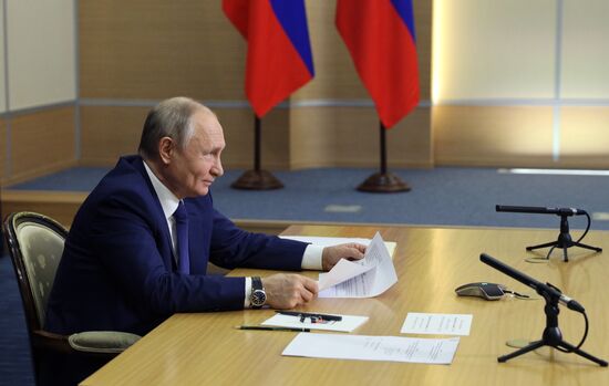 Президент РФ В. Путин провел встречу с семьями, награждёнными орденом "Родительская слава"