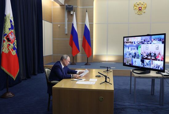 Президент РФ В. Путин провел встречу с семьями, награждёнными орденом "Родительская слава"