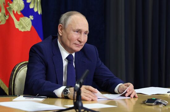 Президент РФ В. Путин провел встречу с семьями, награждёнными орденом "Родительская слава"