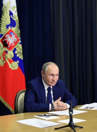 Президент РФ В. Путин провел встречу с семьями, награждёнными орденом "Родительская слава"