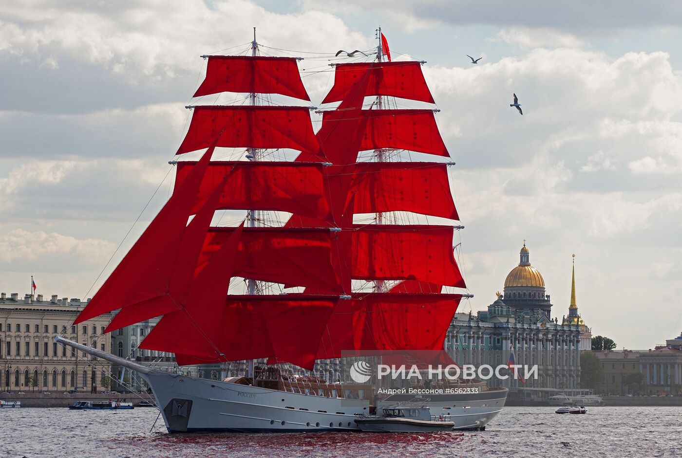 Алые паруса новые 2019. Бриг Алые паруса в Санкт-Петербурге. Бриг Россия Алые паруса. Корабль Алые паруса в Санкт-Петербурге. Фестиваль Алые паруса в Санкт-Петербурге.