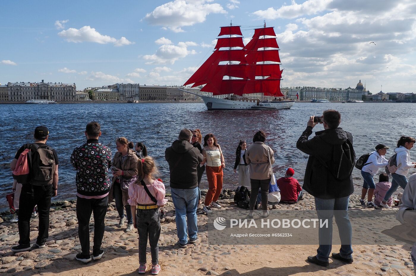 Бриг "Россия" прибыл к празднику "Алые паруса"