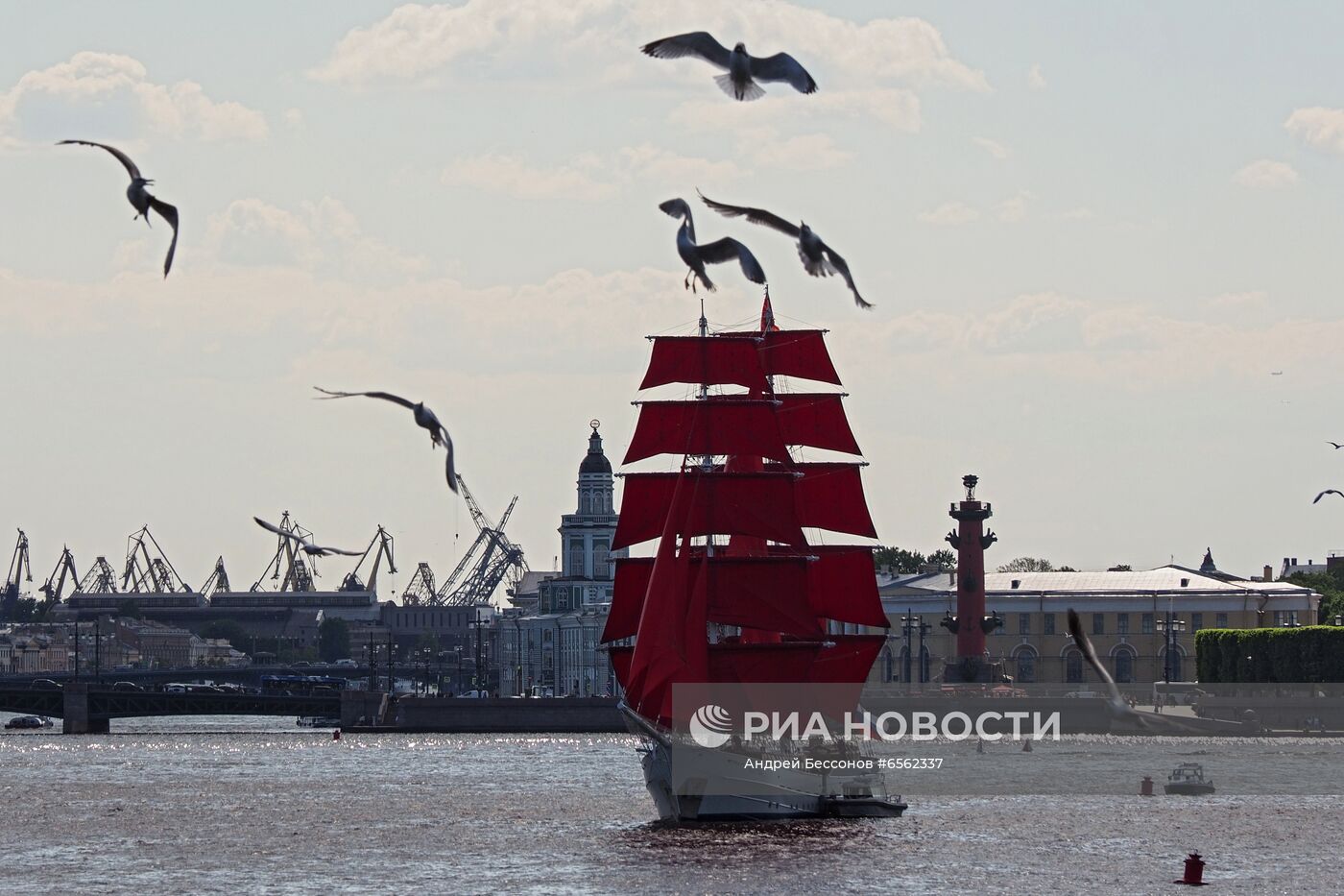 Бриг "Россия" прибыл к празднику "Алые паруса"