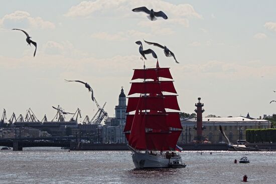Бриг "Россия" прибыл к празднику "Алые паруса"