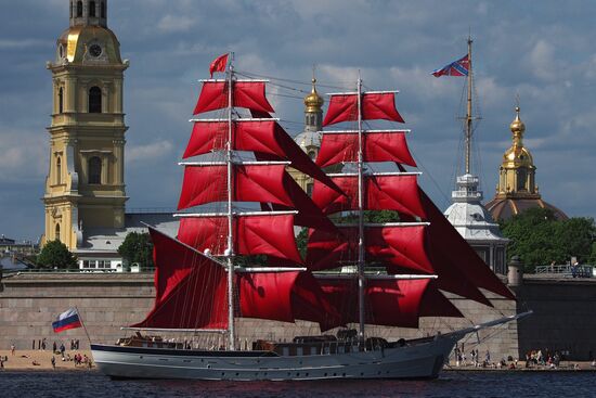 Бриг "Россия" прибыл к празднику "Алые паруса"