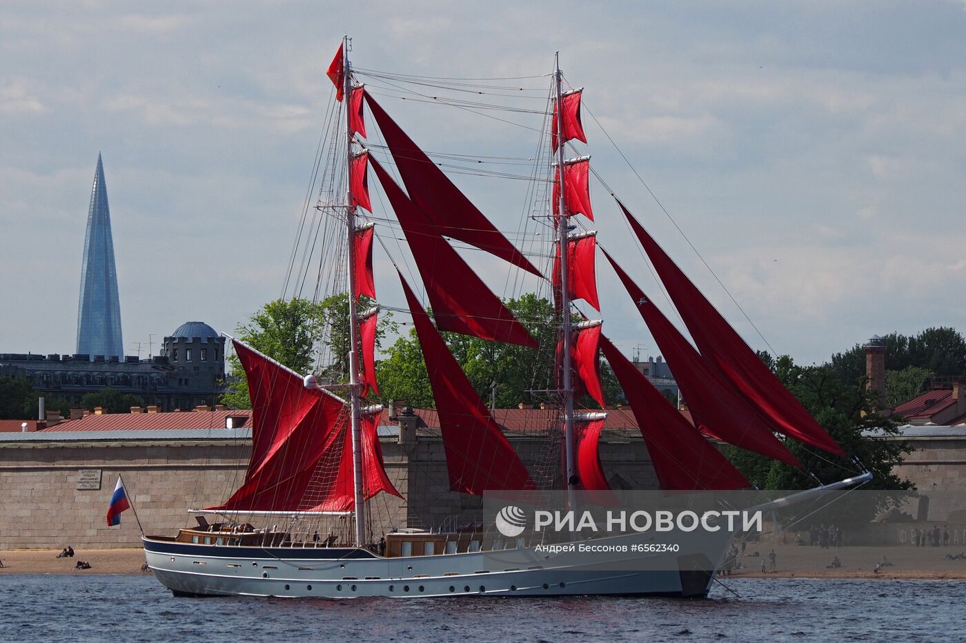 Бриг "Россия" прибыл к празднику "Алые паруса"