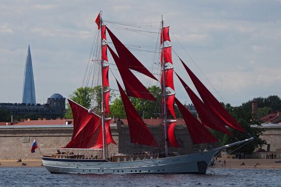Бриг "Россия" прибыл к празднику "Алые паруса"