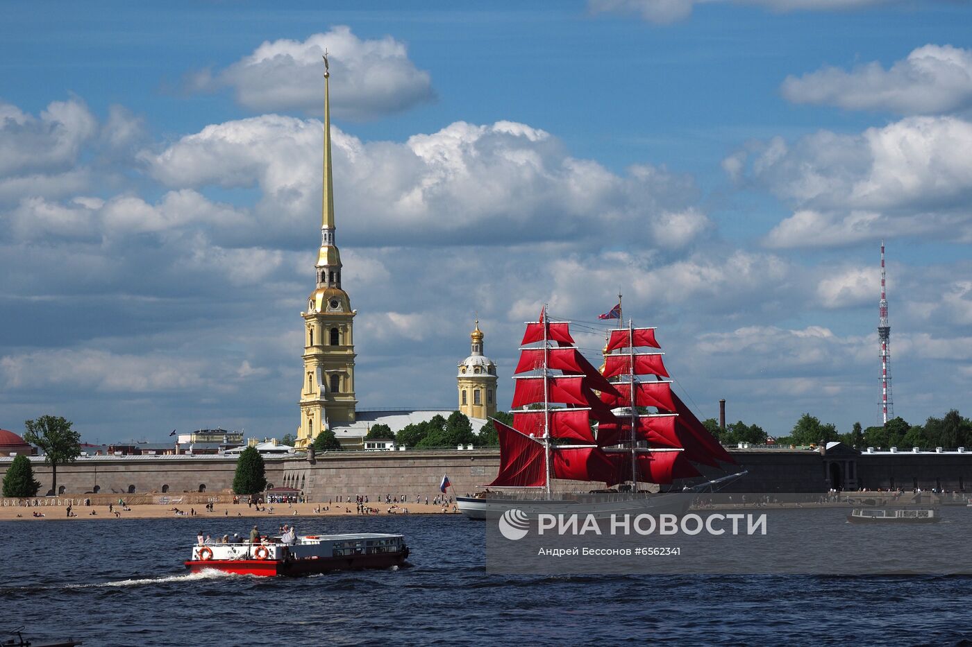 Бриг "Россия" прибыл к празднику "Алые паруса"