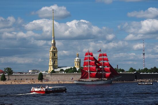 Бриг "Россия" прибыл к празднику "Алые паруса"