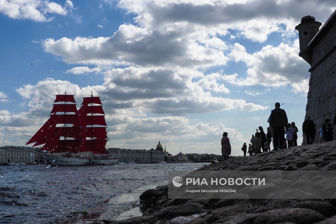 Бриг "Россия" прибыл к празднику "Алые паруса"