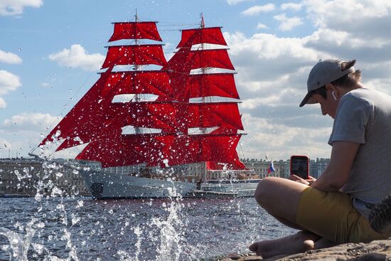 Бриг "Россия" прибыл к празднику "Алые паруса"