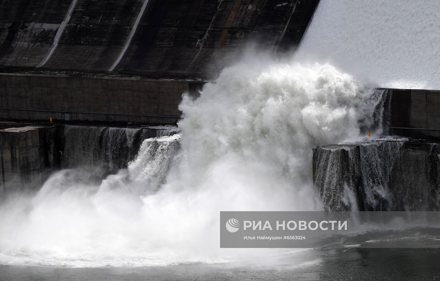 Водосброс на Красноярской ГЭС