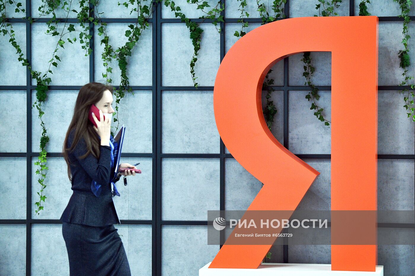 Участница Петербургского международного экономического форума - 2021 в конгрессно-выставочном центре "Экспофорум". Место: Россия, Санкт-Петербург. Автор: Евгений Биятов/РИА Новости. ПМЭФ-2021. Работа форума. День второй