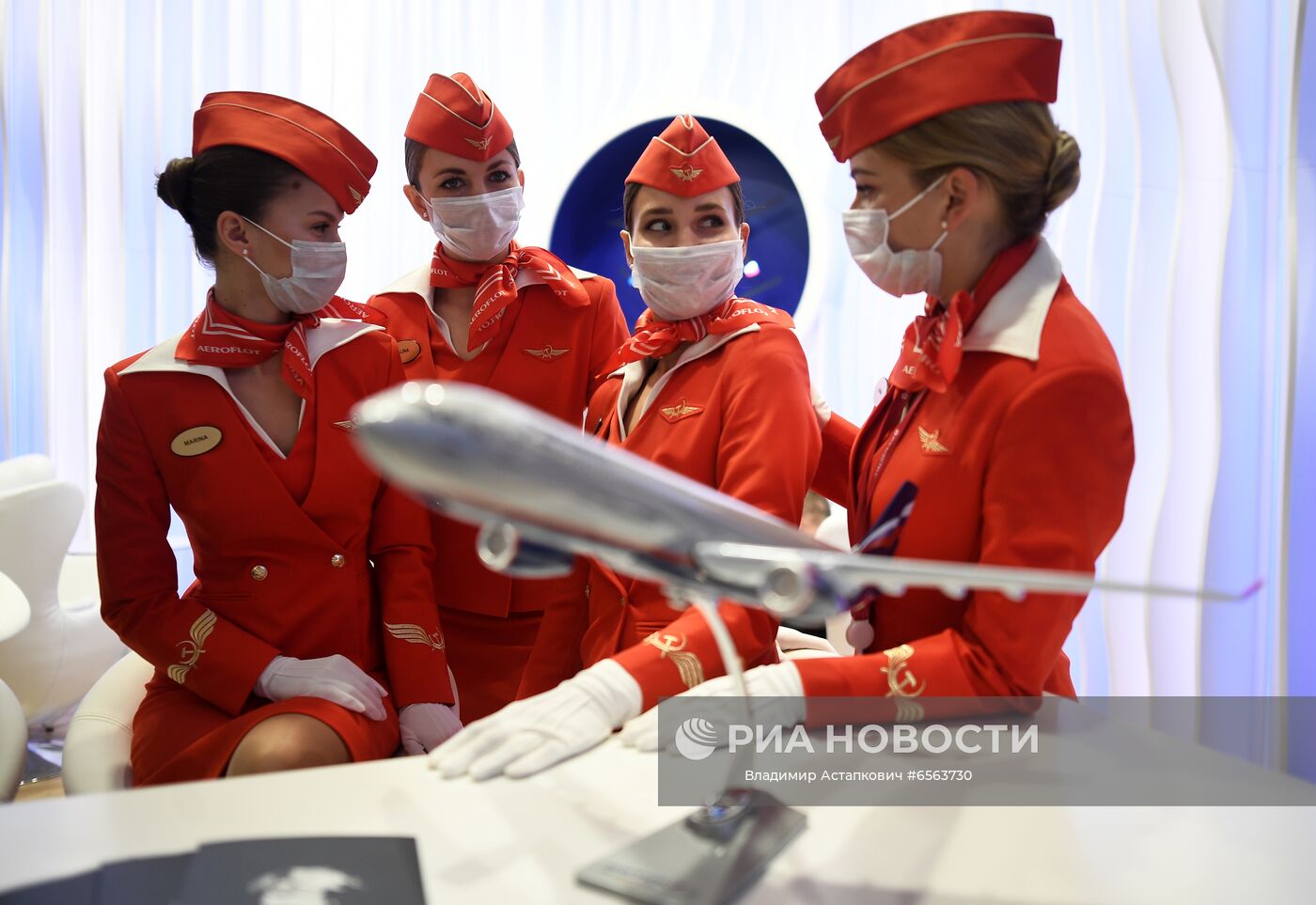 Девушки на стенде авиакомпании "Аэрофлот" на Петербургском международном экономическом форуме - 2021 в конгрессно-выставочном центре "Экспофорум". Место: Россия, Санкт-Петербург. Автор: Владимир Астапкович/РИА Новости. ПМЭФ-2021. Работа форума. День второй