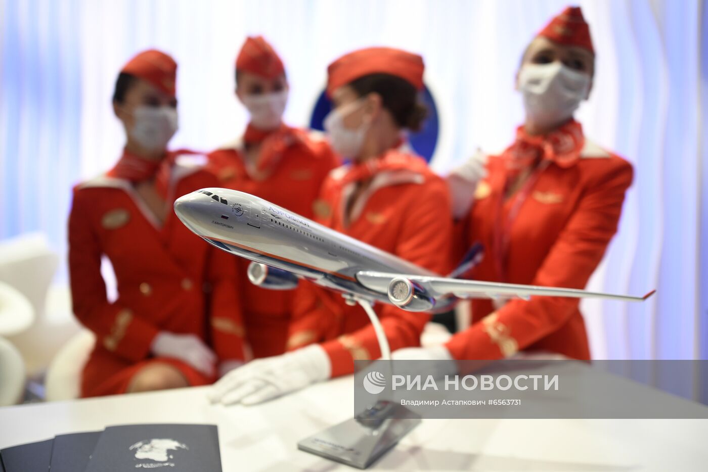 Девушки у стенда авиакомпании "Аэрофлот" на Петербургском международном экономическом форуме - 2021 в конгрессно-выставочном центре "Экспофорум". Место: Россия, Санкт-Петербург. Автор: Владимир Астапкович/РИА Новости. ПМЭФ-2021. Работа форума. День второй