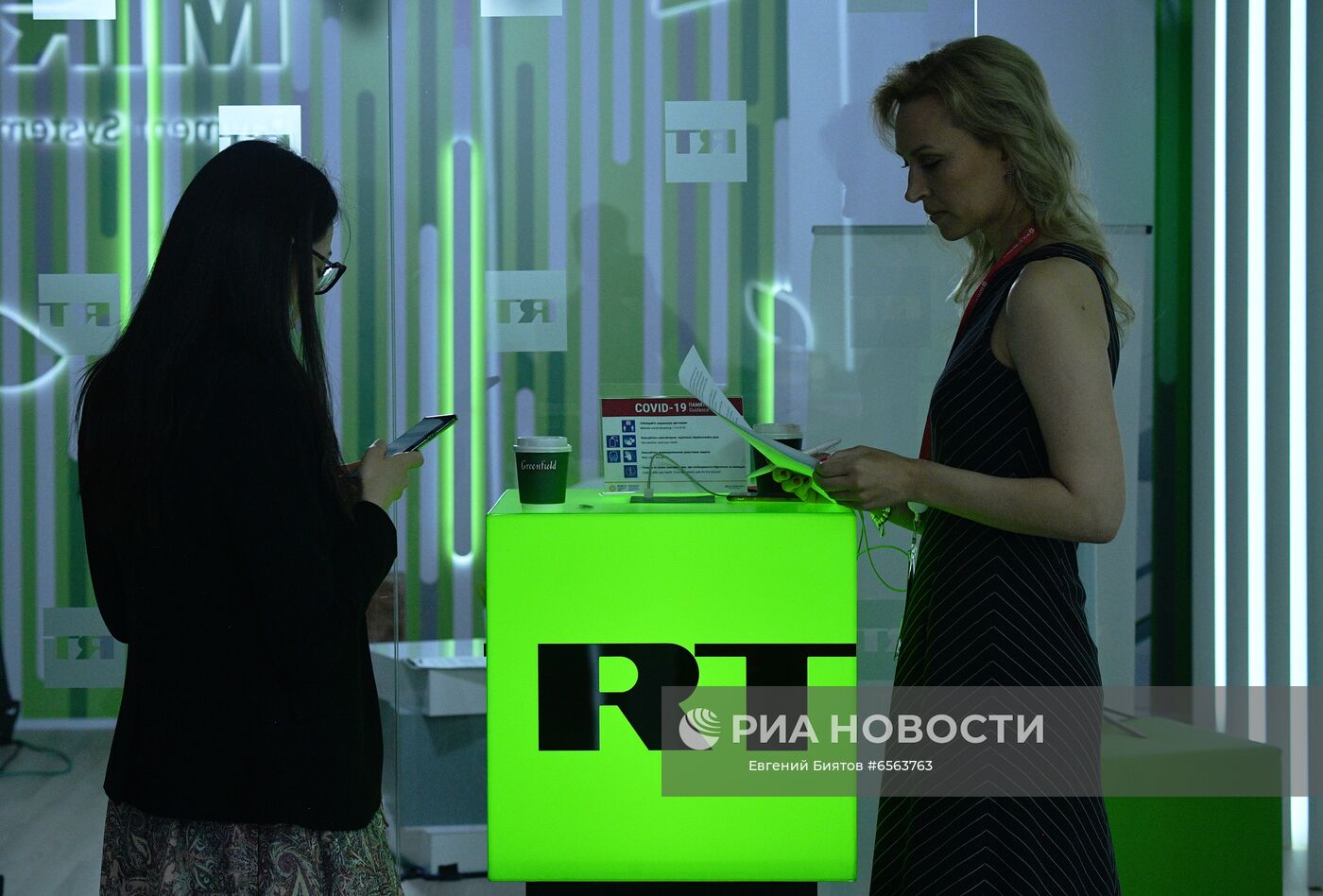 Девушки на стенде телеканала RT (Russia Today) на Петербургском международном экономическом форуме- 2021 в конгрессно-выставочном центре "Экспофорум". Место: Россия, Санкт-Петербург. Автор: Евгений Биятов/РИА Новости. ПМЭФ-2021. Работа форума. День второй