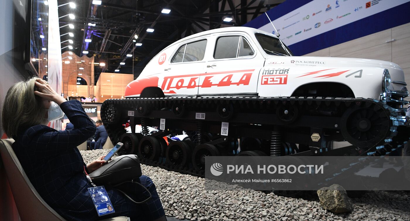 Ретро-автомобиль ГАЗ-М20 "Победа" на гусеницах на одном из стендов Петербургского международного экономического форума - 2021 в конгрессно-выставочном центре "Экспофорум". Место: Россия, Санкт-Петербург. Автор: Алексей Майшев/РИА Новости. ПМЭФ-2021. Работа форума. День второй