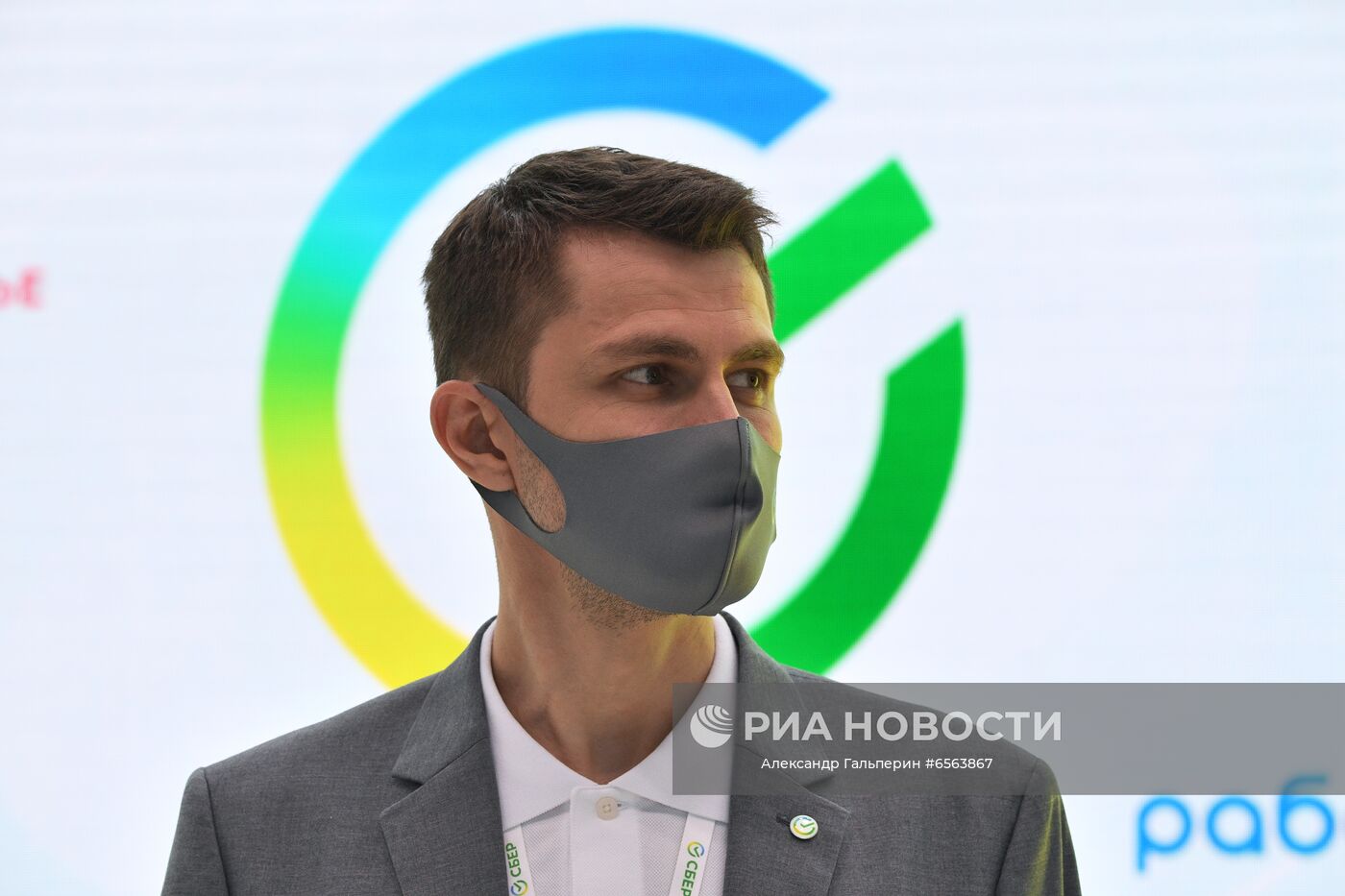Участник Петербургского международного экономического форума - 2021 в конгрессно-выставочном центре "Экспофорум". Место: Россия, Санкт-Петербург. Автор: Александр Гальперин/РИА Новости. ПМЭФ-2021. Работа форума. День второй