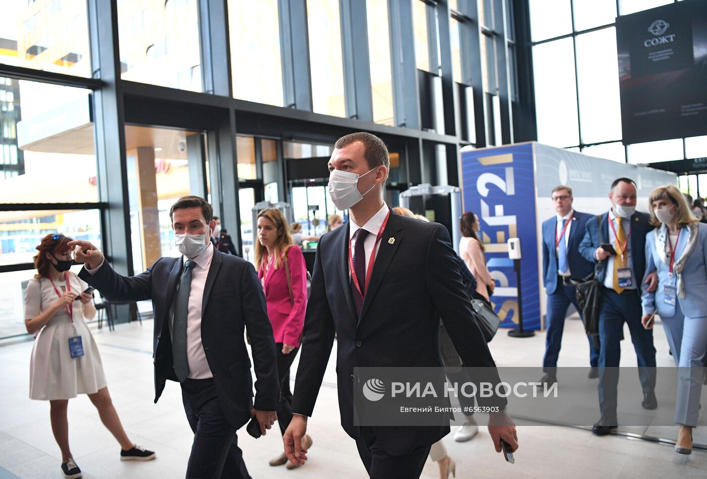 Временно исполняющий обязанности губернатора Хабаровского края Михаил Дегтярев (справа) на Петербургском международном экономическом форуме - 2021 в конгрессно-выставочном центре "Экспофорум". Место: Россия, Санкт-Петербург. Автор: Евгений Биятов/РИА Новости. ПМЭФ-2021. Работа форума. День второй