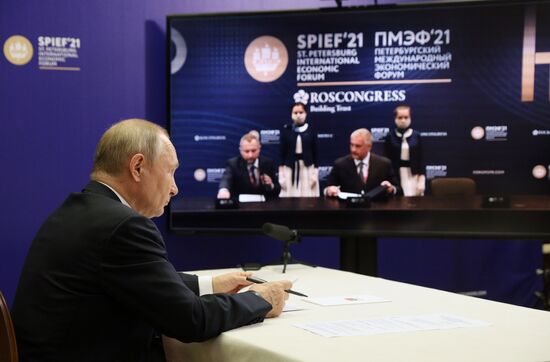 Президент РФ В. Путин принял участие в церемонии подписания инвестиционных соглашений в рамках ПМЭФ