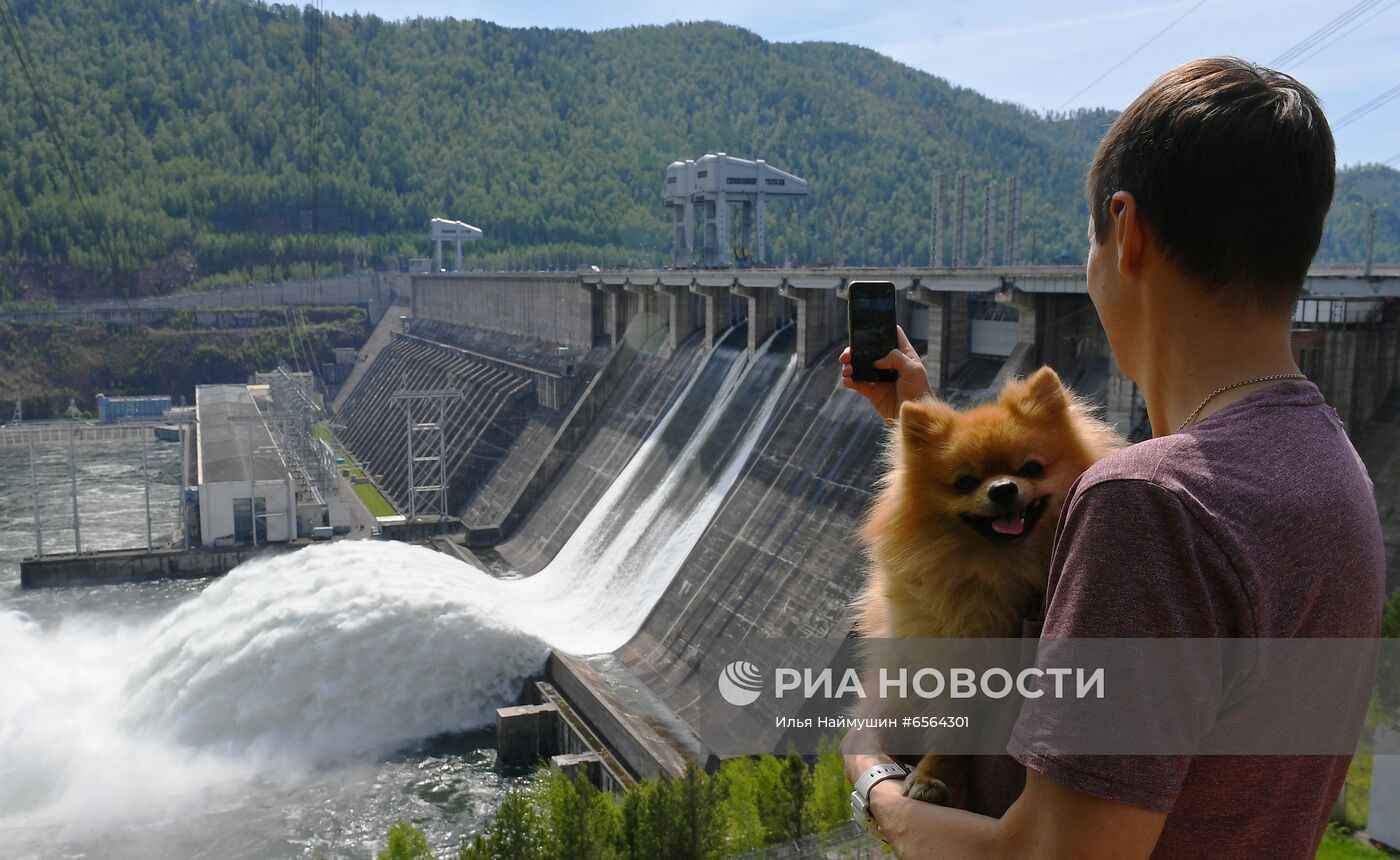 Водосброс на Красноярской ГЭС | РИА Новости Медиабанк