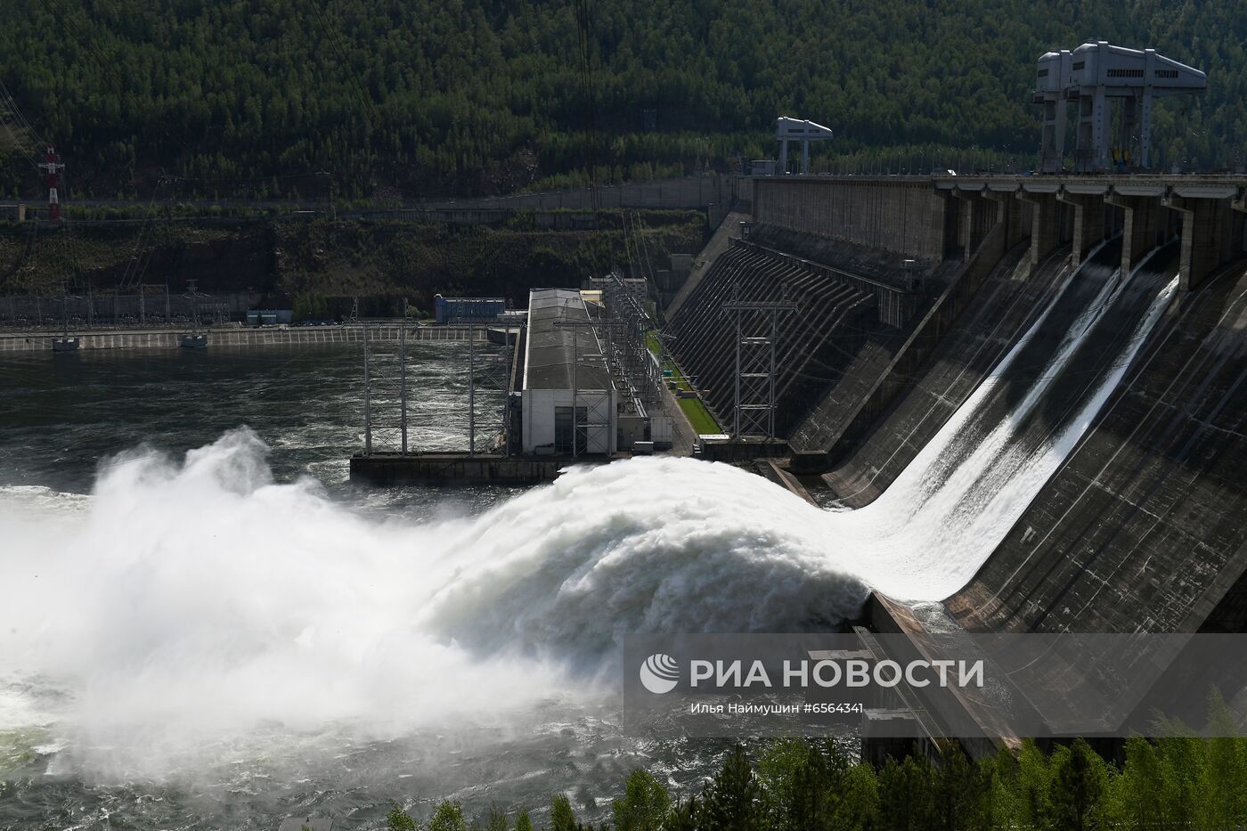 Водосброс на Красноярской ГЭС