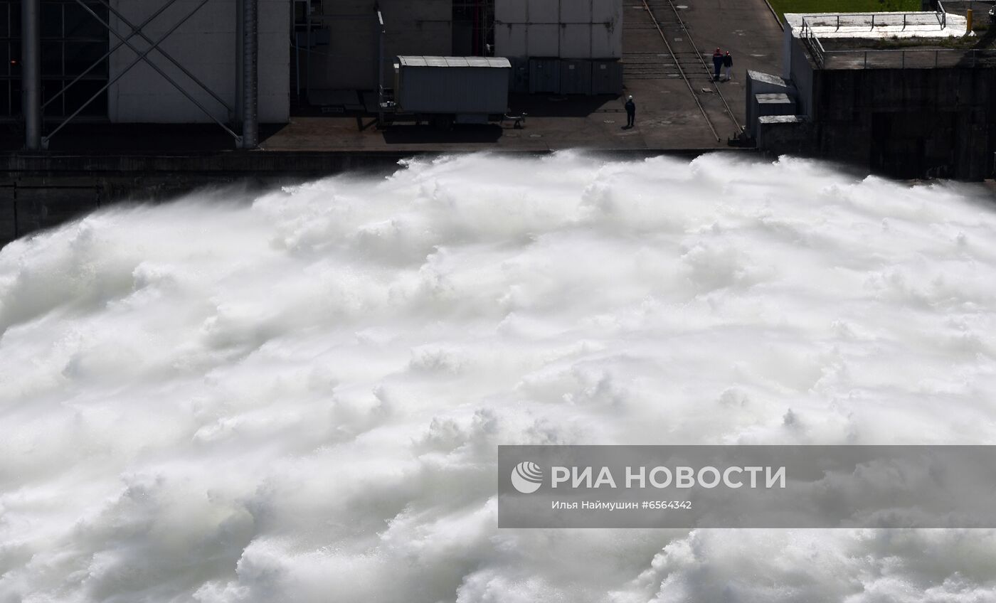 Водосброс на Красноярской ГЭС