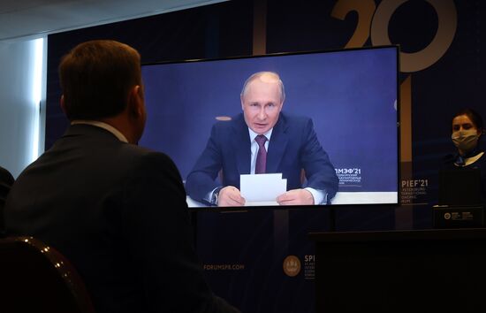 Президент РФ В. Путин принял участие в церемонии подписания инвестиционных соглашений в рамках ПМЭФ