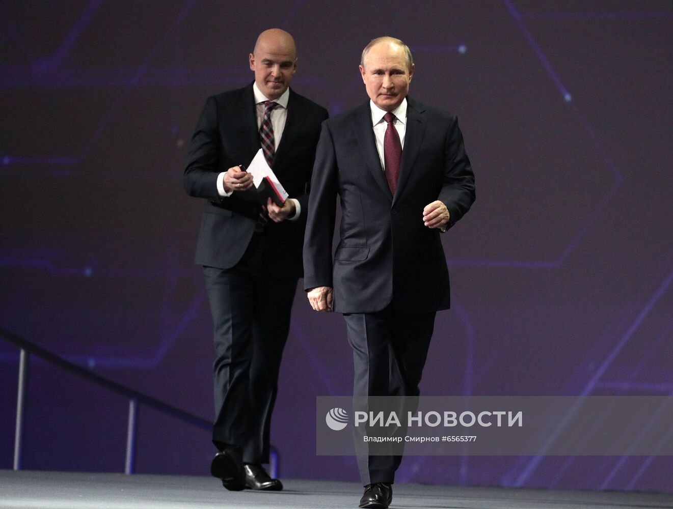 Президент РФ В. Путин принял участие в пленарном заседании ПЭМФ-2021
