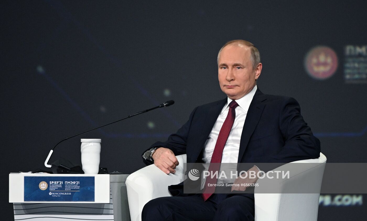 Президент РФ В. Путин принял участие в пленарном заседании ПЭМФ-2021
