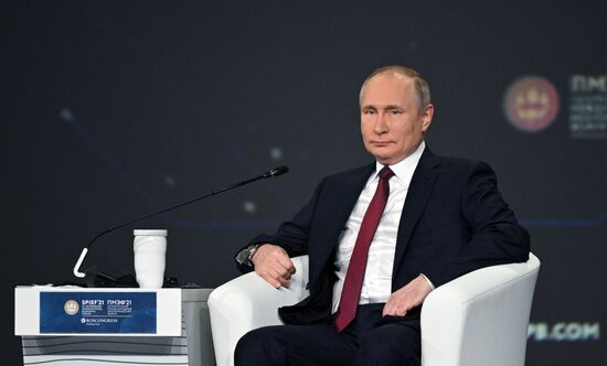 Президент РФ В. Путин принял участие в пленарном заседании ПЭМФ-2021