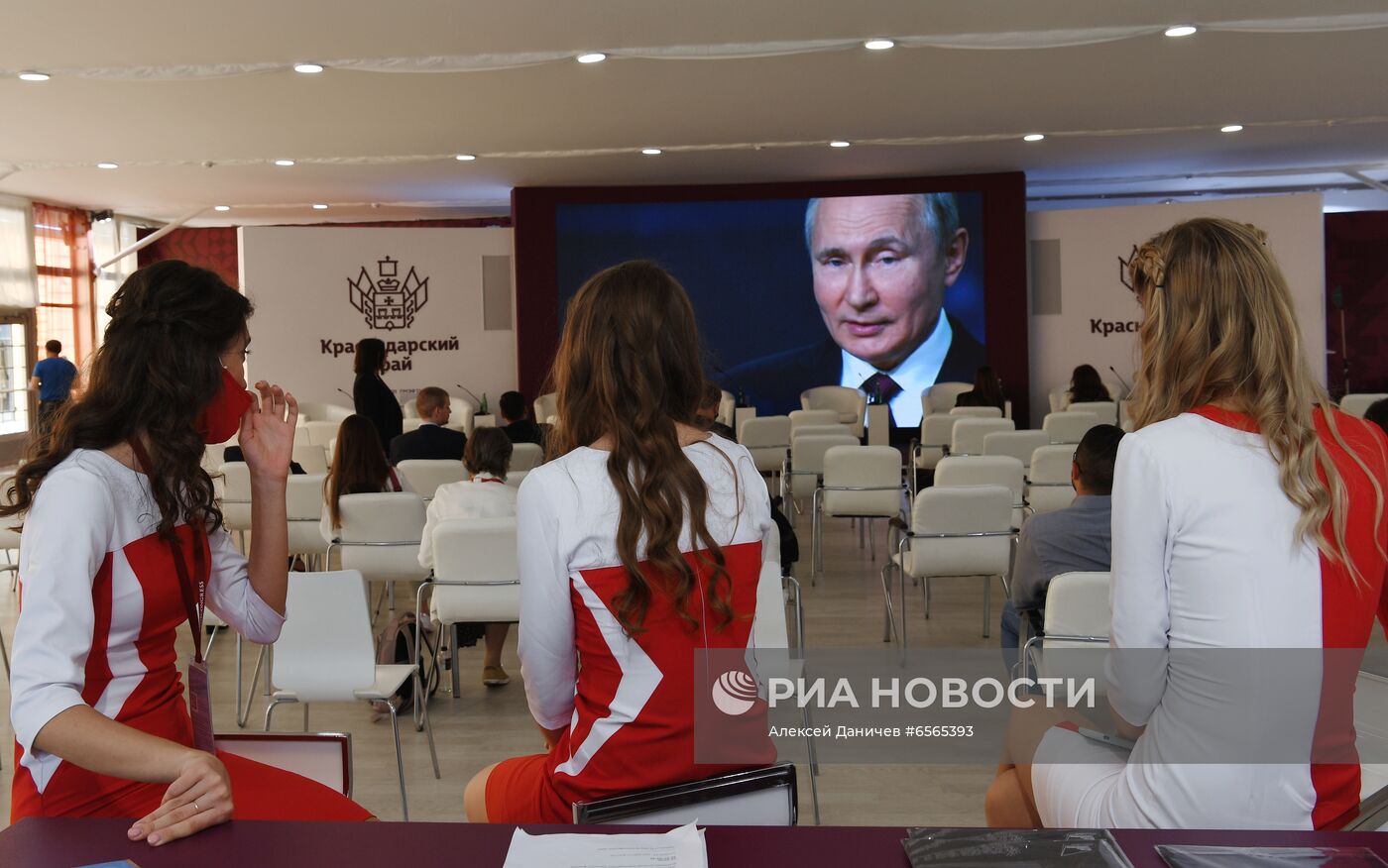 Президент РФ В. Путин принял участие в пленарном заседании ПЭМФ-2021