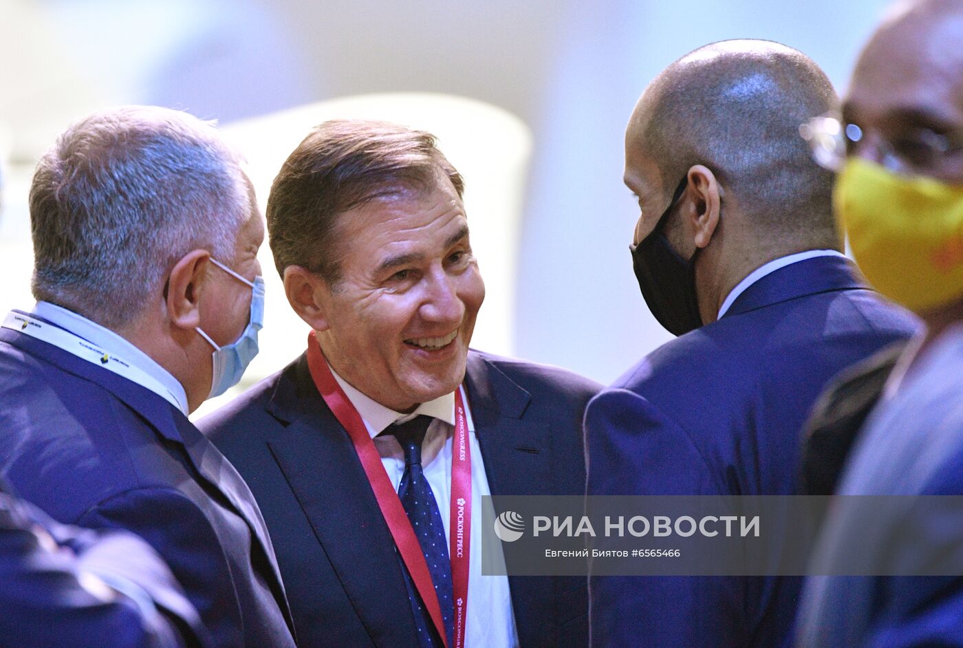 Президент РФ В. Путин принял участие в пленарном заседании ПЭМФ-2021