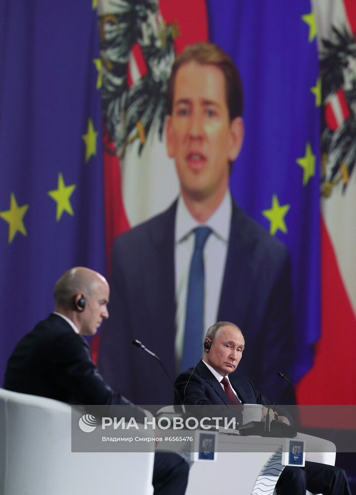 Президент РФ В. Путин принял участие в пленарном заседании ПЭМФ-2021