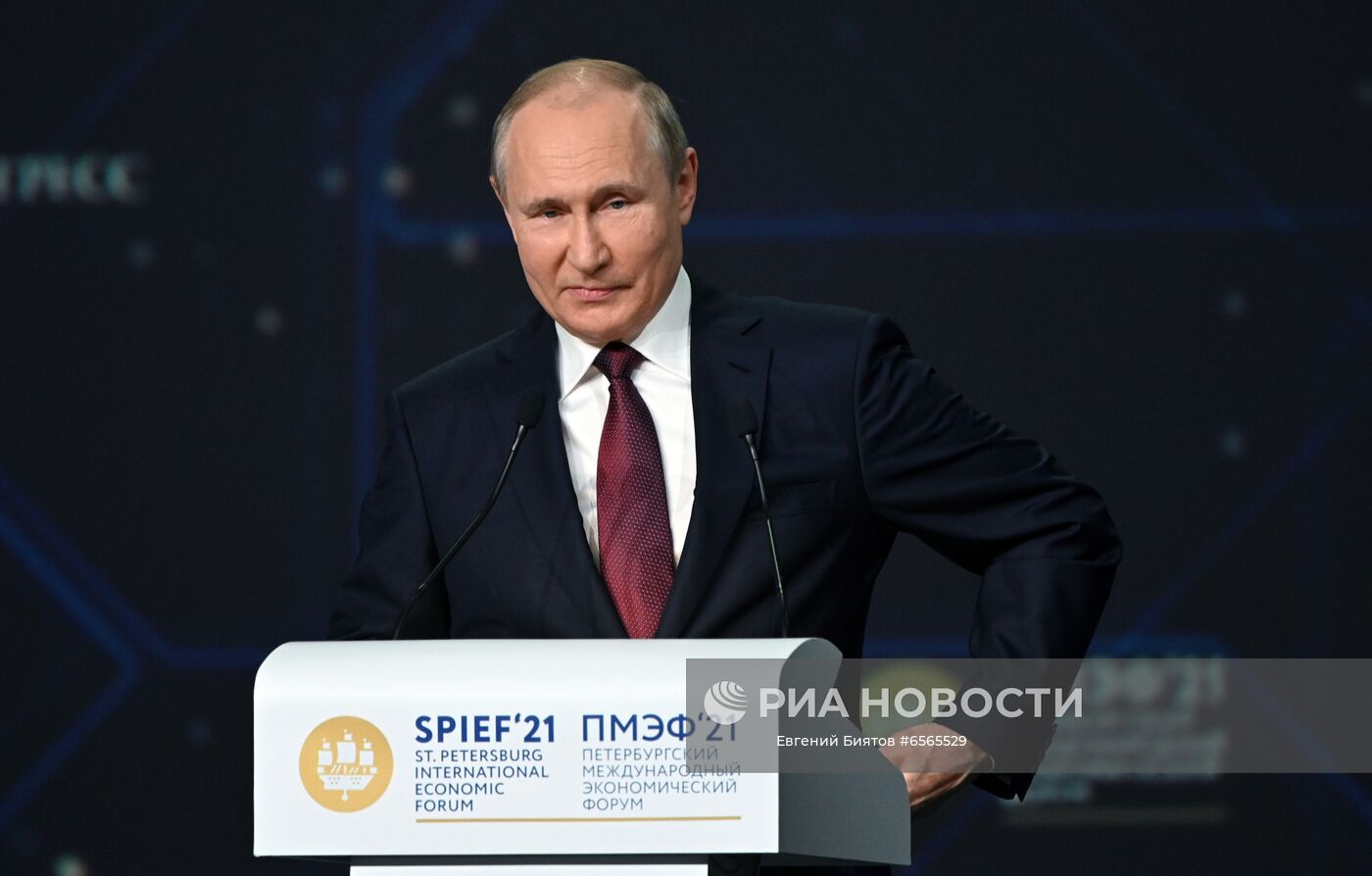 Президент РФ В. Путин принял участие в пленарном заседании ПЭМФ-2021