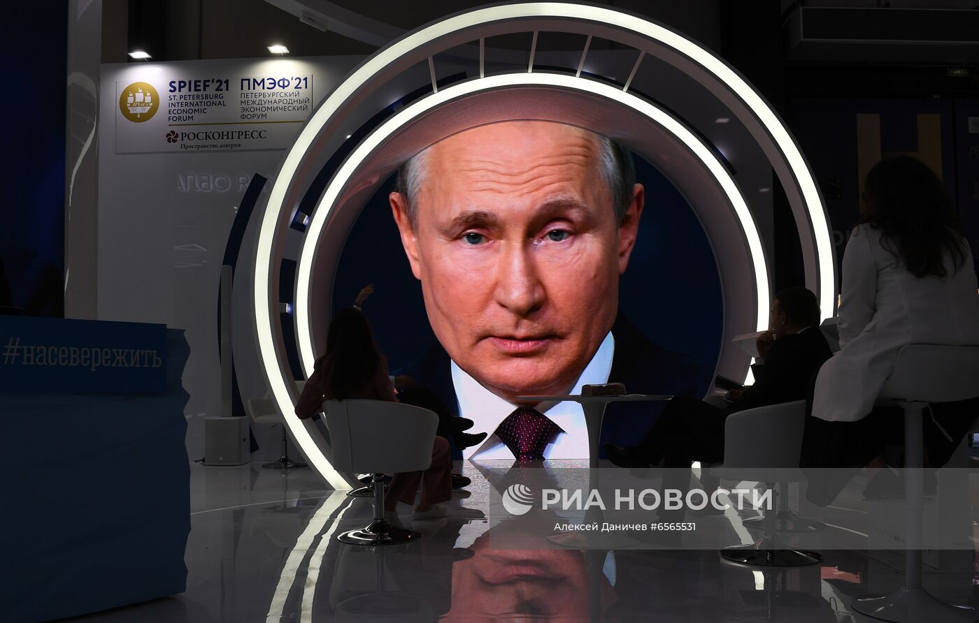Президент РФ В. Путин принял участие в пленарном заседании ПЭМФ-2021