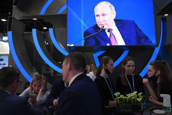 Президент РФ В. Путин принял участие в пленарном заседании ПЭМФ-2021