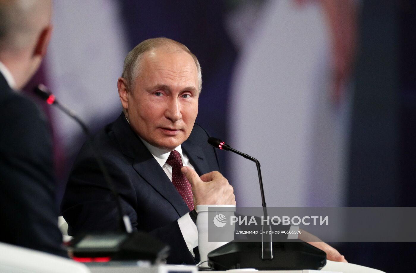 Президент РФ В. Путин принял участие в пленарном заседании ПЭМФ-2021