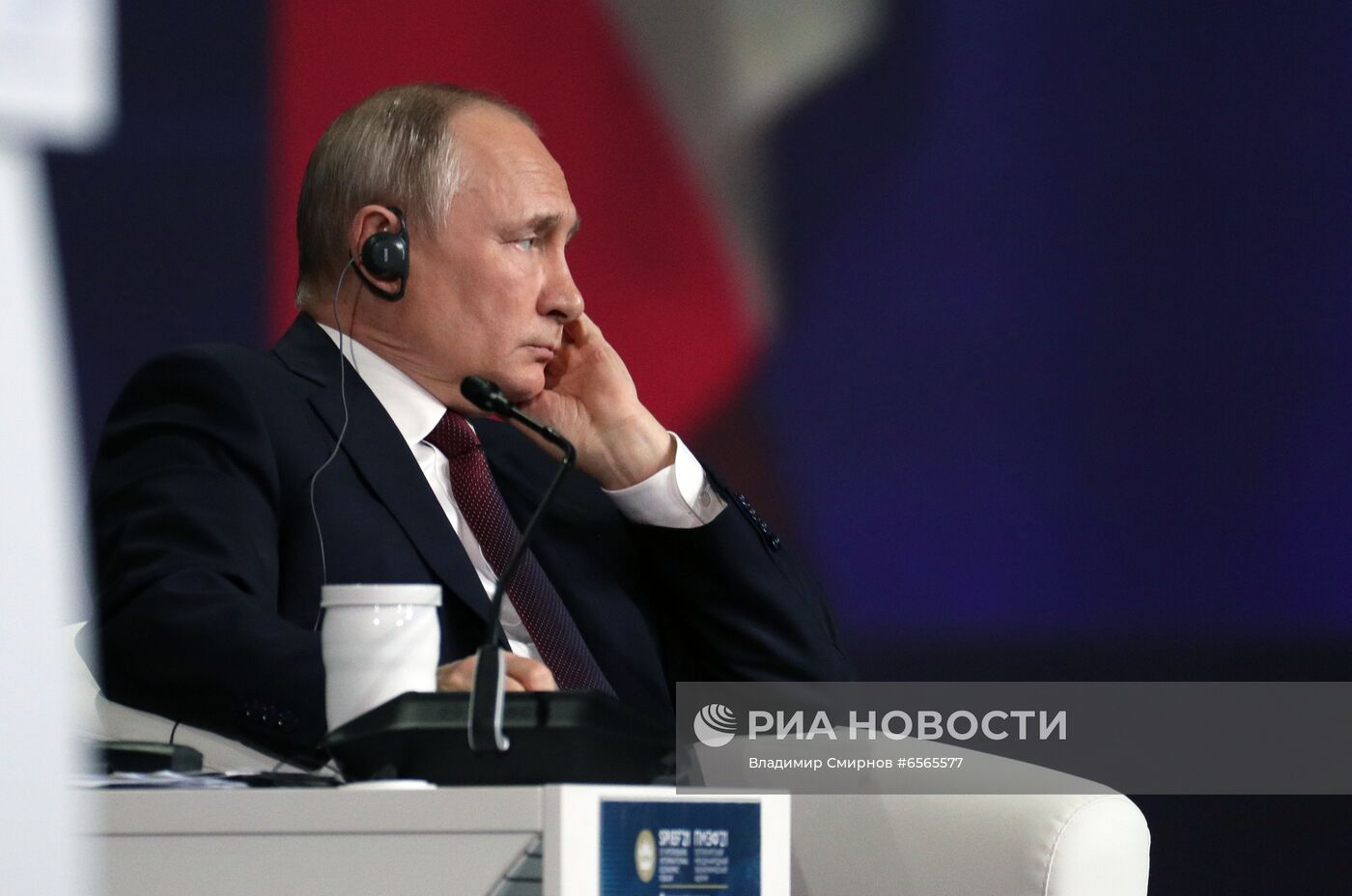 Президент РФ В. Путин принял участие в пленарном заседании ПЭМФ-2021