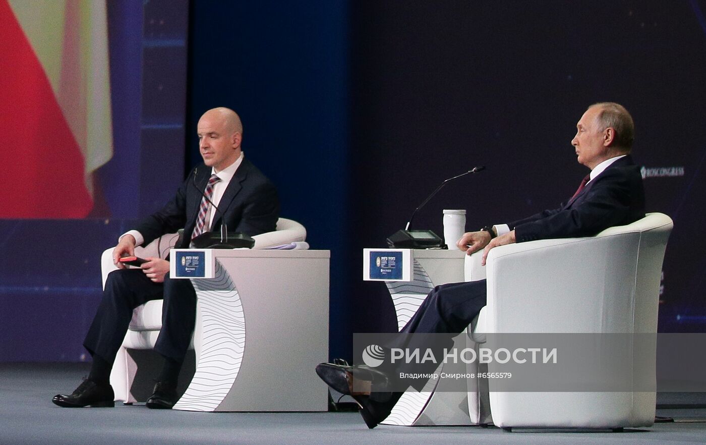 Президент РФ В. Путин принял участие в пленарном заседании ПЭМФ-2021