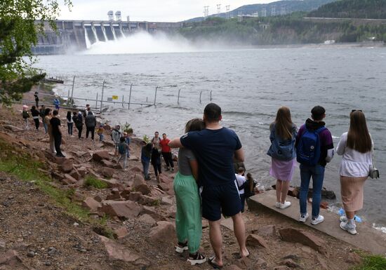 Водосброс на Красноярской ГЭС