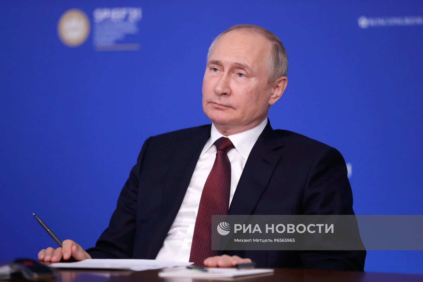 Президент РФ В. Путин провел встречу с руководителями ведущих мировых информационных агентств